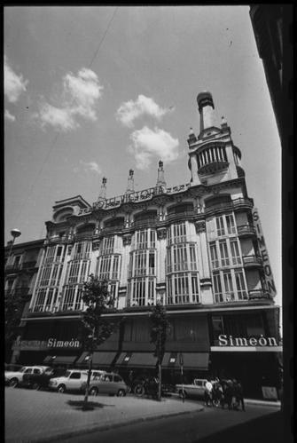 Estas fotos se realizaron tras la reforma de los almacenes a finales de los 60.Santos Yubero en  @PatrimonioCM