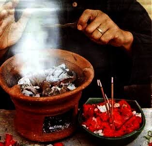 Dan percaya deh kl afirmasi positive ini kmu lkukn terus menerus kediri sendiri, konsistenMaka hidupmu akan berubah jd lbh mudah dan bahagiaAfirmasi itu bhsa keren dari jampi² / mantra.Anggep jd dukun buat diri sendiri, modal senyum sama mantra ajaib