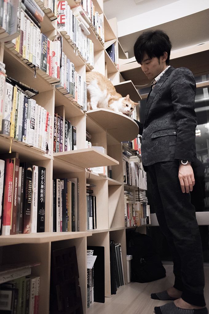 Margherita マルゲリータ メンタリストdaigoさんの本棚 メンタリストdaigoさんの本棚部屋における愛猫 ぬこ様のための仕掛けをご紹介します T Co Ee4dfnmwe5 本棚 マルゲリータ本棚 マルゲリータ家具 収納 壁一面本棚 Margherita 収納