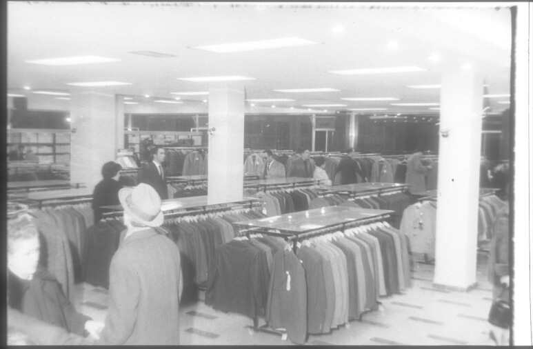 Estas fotos se realizaron tras la reforma de los almacenes a finales de los 60.Santos Yubero en  @PatrimonioCM