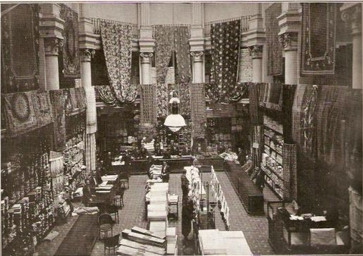 Los Almacenes Simeón fueron populares en Madrid gracias a sus bonitos escaparates. Al principio estaban especializados en textil pero más tarde ampliaron el surtido, al menos en Madrid, a ropa y muebles.