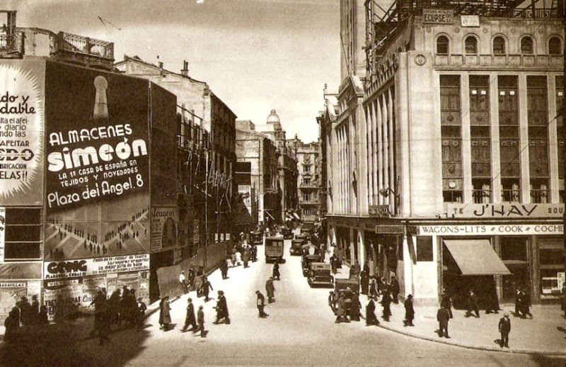 Los Almacenes Simeón fueron populares en Madrid gracias a sus bonitos escaparates. Al principio estaban especializados en textil pero más tarde ampliaron el surtido, al menos en Madrid, a ropa y muebles.