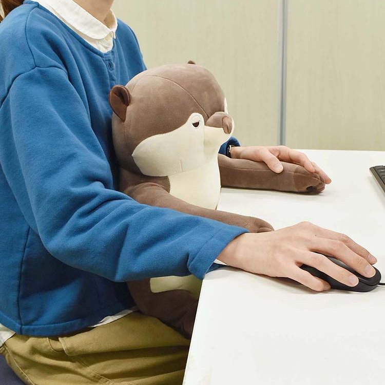 ブルーブルーエジャパン公式 ゆるーい表情の癒し系抱き枕の予約開始しました 体と机の間に挟んだり 背もたれに置くことで背筋が ピーンと伸び姿勢をサポート キーボードを打つ腕を心地よく支えてくれます カワウソとパグが居ます 背筋ピーン抱き枕 ブルーブルーエジャパン公式 ゆるーい表情の癒し系抱き枕の予約開始しました 体と机の間に挟んだり 背もたれに置くことで背筋が ピーンと伸び姿勢をサポート キーボードを打つ腕を心地よく支えてくれます カワウソとパグが居ます 背筋ピーン抱き枕