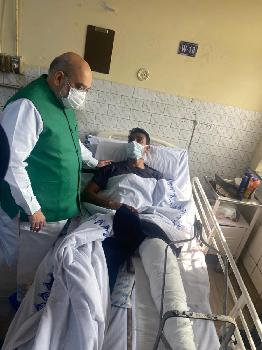 AmitShahOffice's tweet image. HM Shri Amit Shah meets the injured @DelhiPolice personnel. #Salute2DelhiPolice.