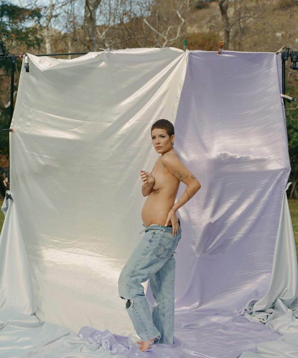 WORLDMUSICAWARD's tweet photo. #Halsey trends at #1 worldwide on twitter, after announcing she’s pregnant, sharing 3 hawt pics revealing her baby bump with the caption: "surprise! 🍼🌈👼🏻" 📸 by #SamDameshek
https://t.co/voIKiI1GUN https://t.co/QzjJS4DZ4e