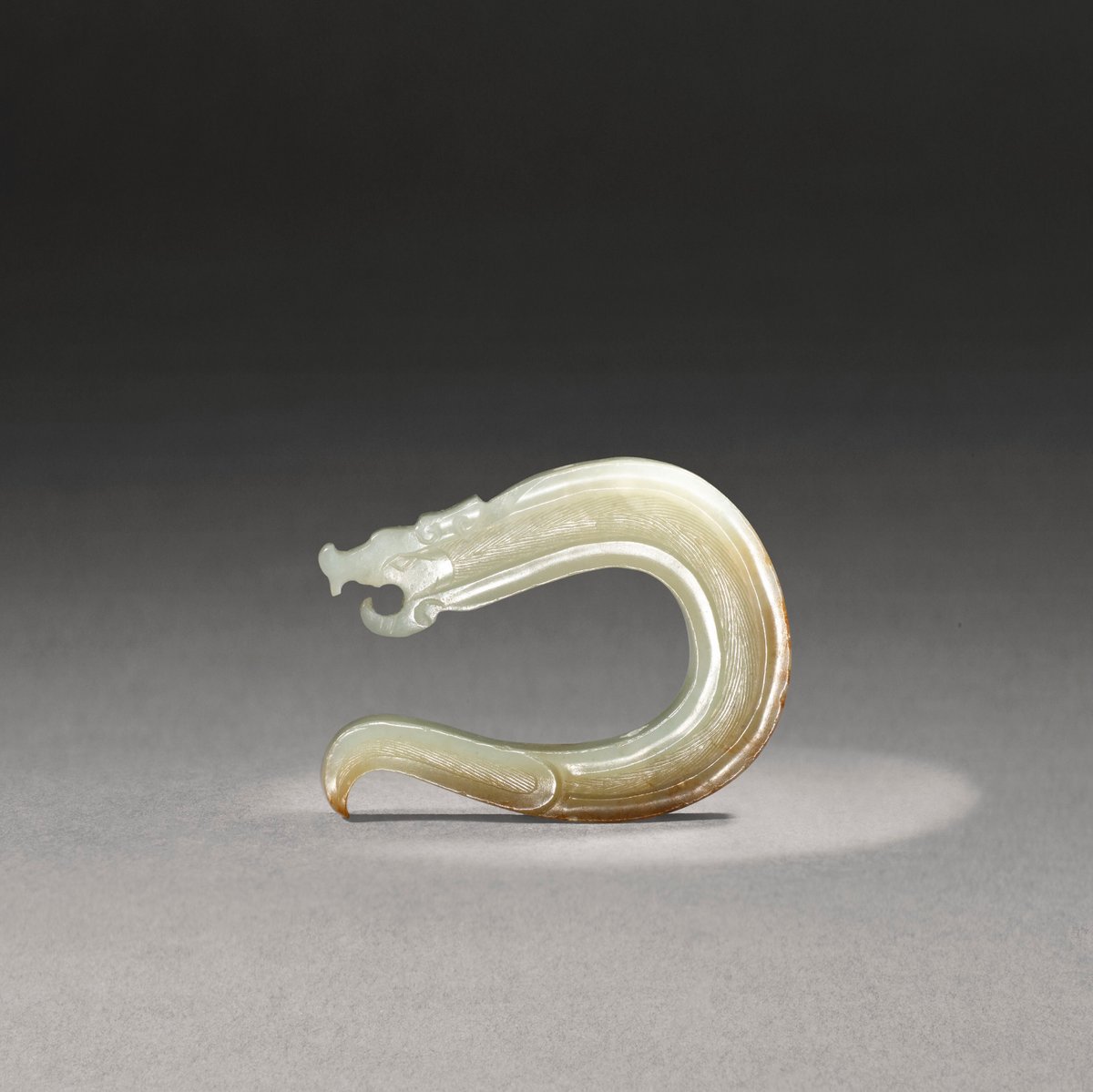 ShanghaiMuseum's tweet photo. 🔎Though small in size (4.1cm x 3.2cm), this translucent jade dragon demonstrates the amazing jade-carving prowess in the Warring States period (475–221 BCE). Take a closer look at the V-shaped patterns on its body—there are 4-5 lines lying in one millimeter.

#Zooseum https://t.co/CEqZaYdrmT