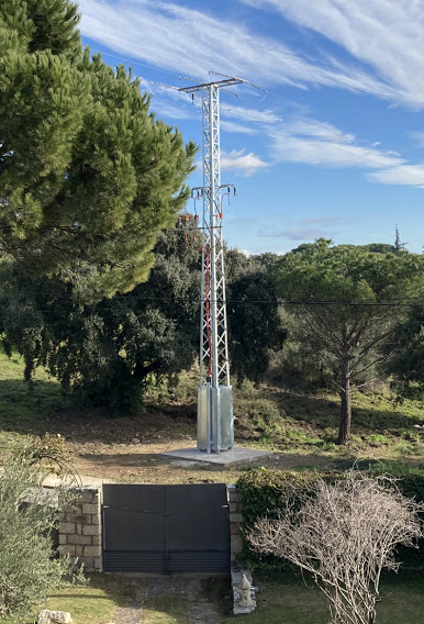 KGeorge111's tweet photo. @PilarGGranja @iberdrola Pues no sé como los chicos de #Galán siguien haciendo cosas como la #torretadelavergüenza, instalar torretas de 18 metros en la puerta de una vivienda por ahorrarse 10 m. de soterramiento. ¿será parte de su éxito? @iberdrola @AytoVilladprado @ComunidadMadrid @GrupoElecnor https://t.co/0zeKlOyyme
