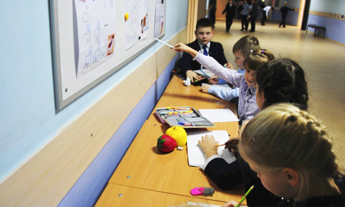 Новая школа. Школьники и учитель. Активный школьник. 2 смена в школе учится сегодня. Сельская школа новосибирск.