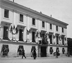 En el lugar estuvieron el Palacete de los condes de Montijo y Teba y más tarde el Casino Militar.