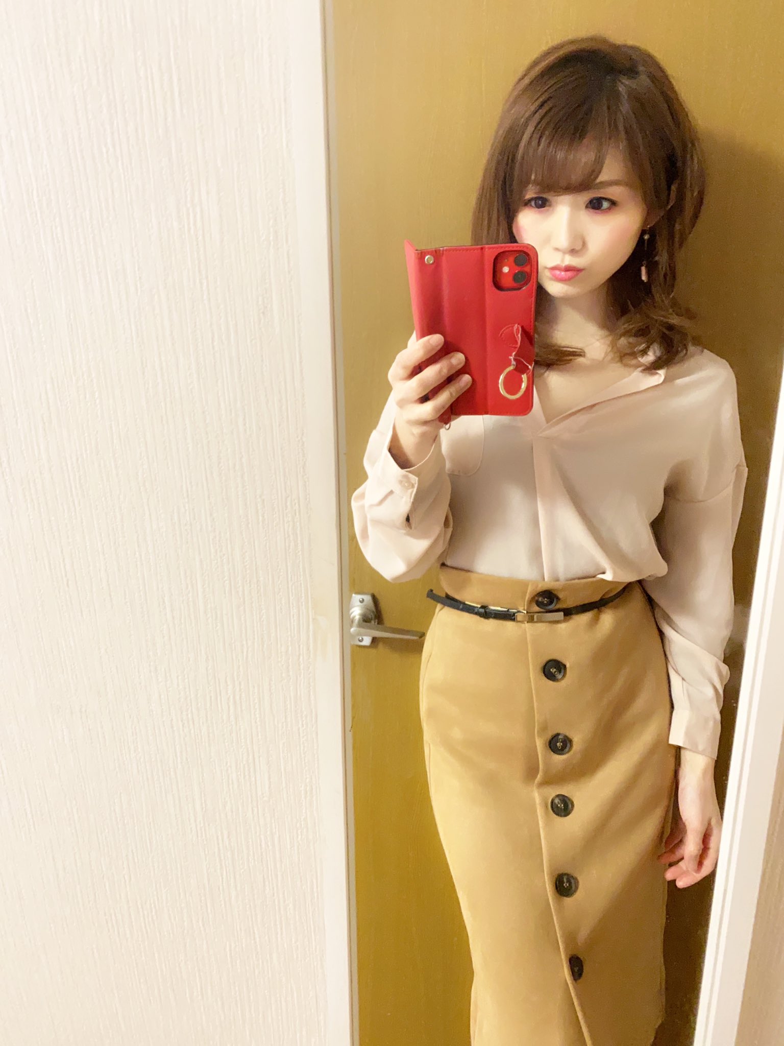 Yuimarru ピロザンギ姫 ピロス店長 Android Boo Foo Woo専属モデル Today S Fashion ゆいまーるの毎日のファッションを 今日はol風シャツコーデ ピンクのとろみシャツに スエードのタイトスカートを 合わせて 小物は黒でしめる ゆいまーる