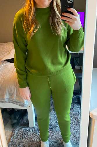 hattiewillss's tweet photo. @boohoo_cshelp @boohoo Are you having a laugh? My 'Khaki' Loungewear turned up this morning.. how is this anything like what was advertised??? I'd like my £3.99 postage refunded thanks. #FalseAdvertising #GrinchGreen https://t.co/iDSOFRcN8T