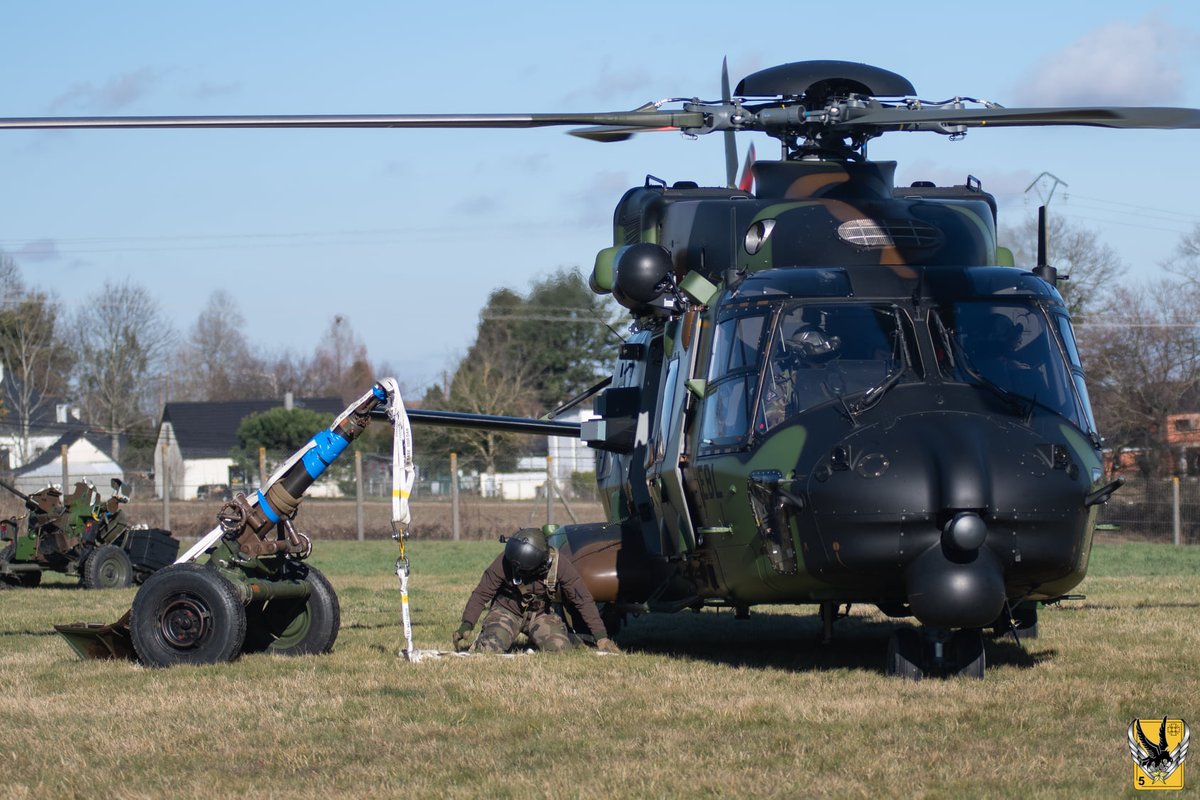 TheatrumBelli's tweet image. .#Artillerie "au contact" : Transport sous élingue du #mortier 120 mm rayé tracté (#Mo120RT) sous le #NH90 Caïman avec le 5e RHC et la 2e batterie du @35eRAP_CDC