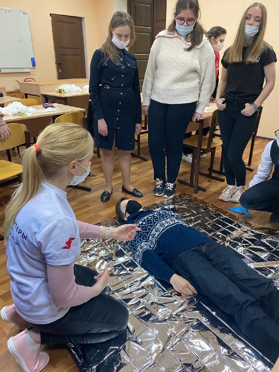 В рамках городского соревнования «Первая помощь» для подготовки учащихся ко второму практическому этапу проходят мастер-классы среди 8-11 классов по оказанию первой медицинской помощи пострадавшим.
Мастер-классы проводит команда волонтеров проекта «Спаси жизнь первым».