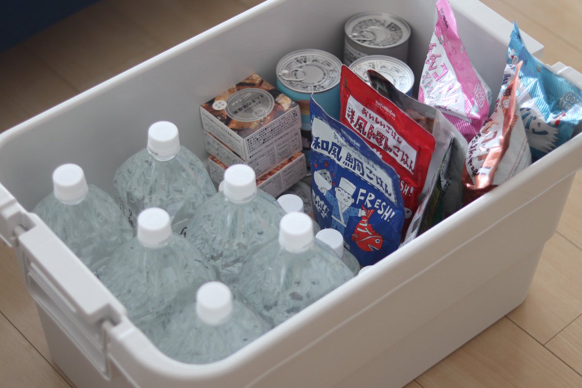 ムジッコ 無印収納のプロ 防災も大事 寝室に置いとく用の非常食セット完成 普通に食べたいものしか入ってない 賞味期限切れで食べる楽しみもありますね