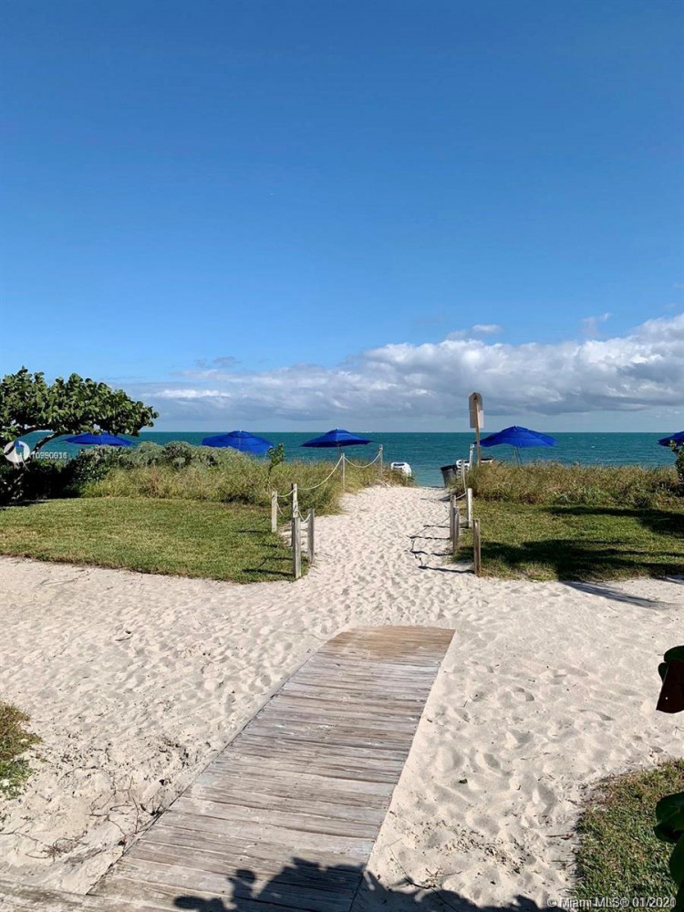 wilkre's tweet image. 600 Grapetree Dr #6DS, Key Biscayne, FL 33149

 For Rent $6600 Beach front building! Almost 2,000 Sqft. This 3 bedrooms updated unit have foyer, huge living area with nice view. Large size master bedroom and beautiful renovated bathroom. Secondary b…
wilkrealestate.com/600-grapetree-…