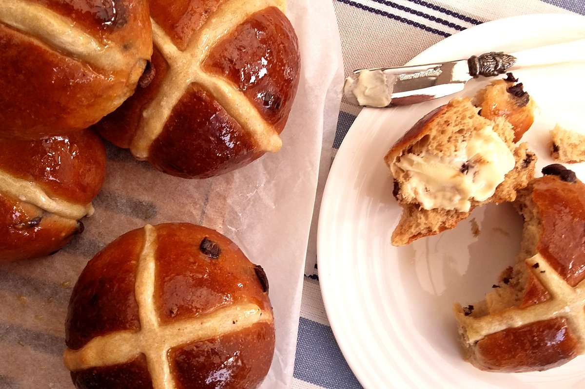 EpsomBakehouse's tweet image. Want to learn to make traditional hot cross buns for Easter? 

Join my live online class and you can! Now booking at the link below 👇 
theepsombakehouse.co.uk/product/online… 

#learntobakebread #hotcrossbuns #thursdaymorning
