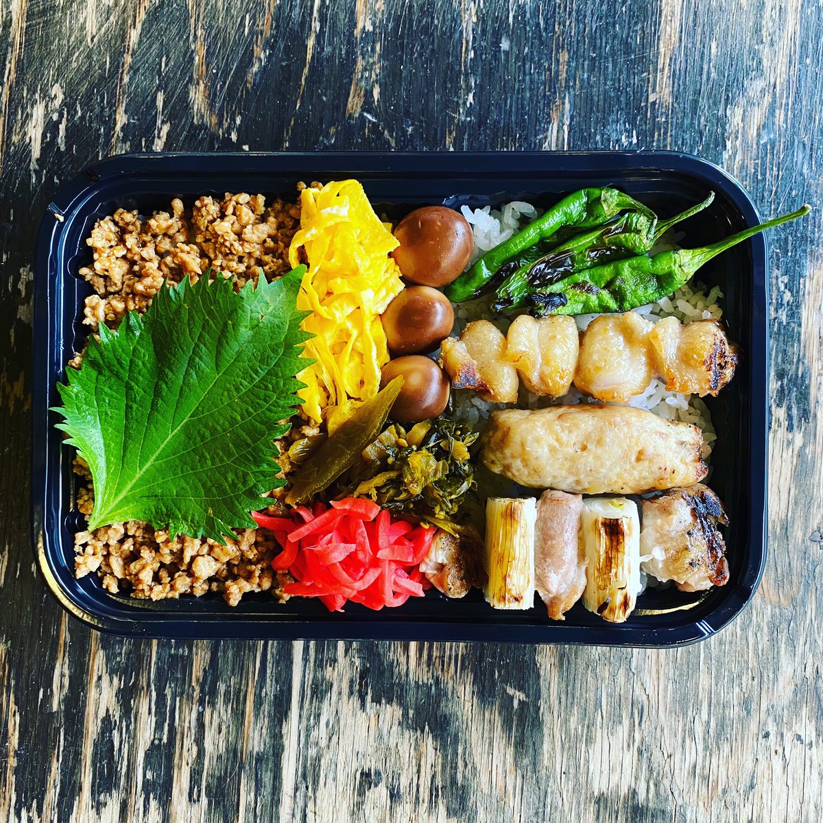 スマイリ商店 鶏最高 弁当800円 ねぎま つくね ぼんじりの串とししとう 燻製うずら そぼろなど彩りも意識したお弁当です 本厚木 厚木 居酒屋 焼き鳥 焼き豚 飲み放題 肉料理 ハイボール ランチ ラーメン テイクアウト 厚木エール飯