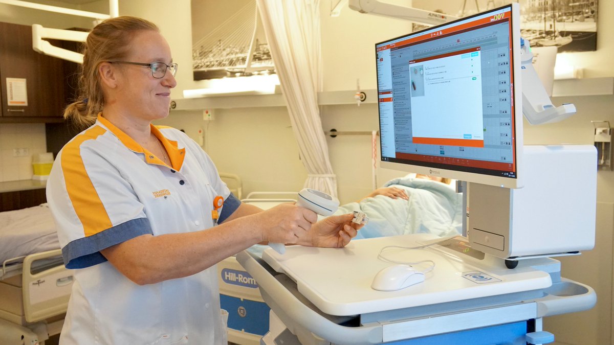 Tweede medicatiecontrole in het Maasstad Ziekenhuis door medicatieveiligheidssysteem. Een innovatieve manier om de medicatieveiligheid in het ziekenhuis te vergroten. Lees meer op: bit.ly/3iRg1qa