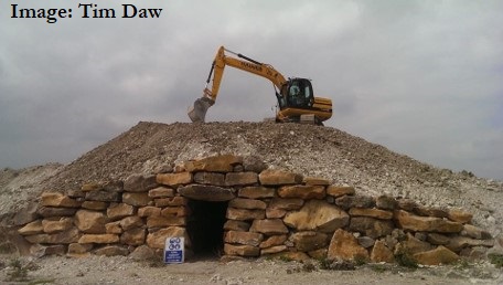 3/ Now the twist. These monuments were built in the past decade, not the Neolithic. The first was The Long Barrow, Wiltshire (AD2014), brainchild of  @TimothyDaw who had the idea in response to seeing people trying to scatter cremated remains at local prehistoric sites  #digideath