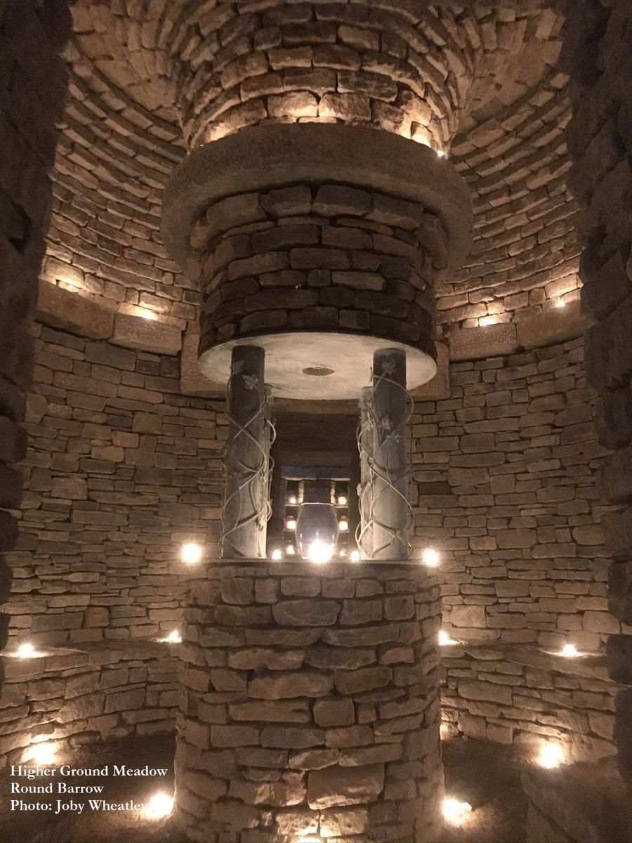 5/ These are monuments of real beauty, arrangements of sarsen & sandstone, creating peaceful places for storage of the dead but also quiet contemplation in the kind of magical spaces that only megalithic monuments can provide.  #digideath