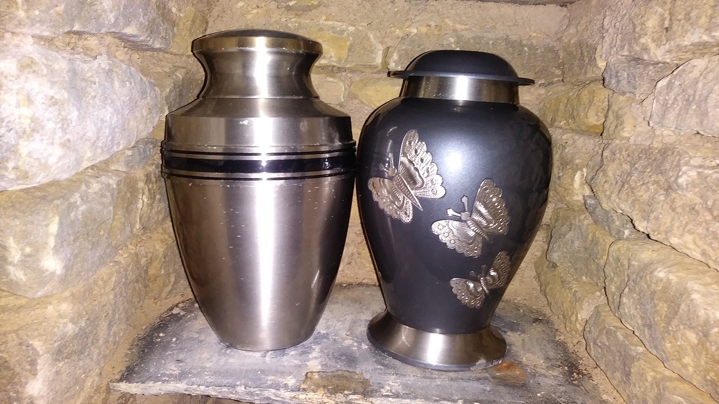 11/ There is a community of the future dead, those who have bought niches for their own remains to be stored, or those of loved ones. Some visit beforehand, choose their niche & urn, reserving their shelf space. Other can’t visit: this is an international clientele.  #digideath