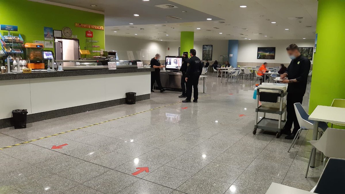 policiaelche's tweet photo. La inspecció de serveis de #restauració actius, com a àrees de servei o centres de treball, comprova el compliment de les #limitacions i mesures establides
👉🏼 Superar aquests moments amb #responsabilitat donarà la possibilitat de recuperar gradualment la #normalitat. https://t.co/5JHSeJJgKJ