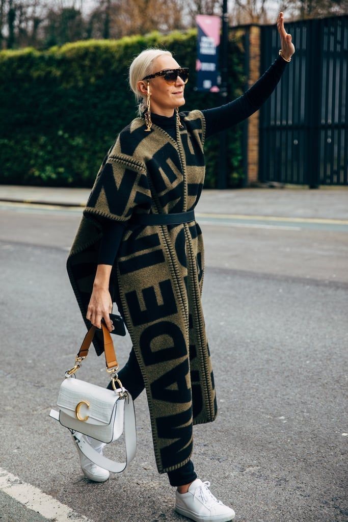 AlmaAlessandra's tweet photo. Taxi ! 🚖 #StreetStyle #maxiscarf #logo https://t.co/5GzCqEVkEQ