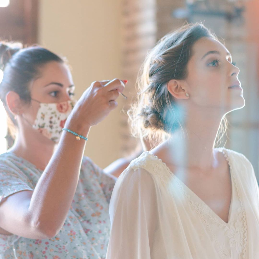 ¡Qué ganas tenía de retomar los posts de mi blog! Que mejor manera, que contándote cómo fue la sesión de fotos de mi última colección de inspiración ´Desde mi Buhardilla´. ¿Quieres saber a lo que nos enfrentamos este año? ¡Pásate por mi blog y descúbrelo! marthapeters.es/making-of-cole…