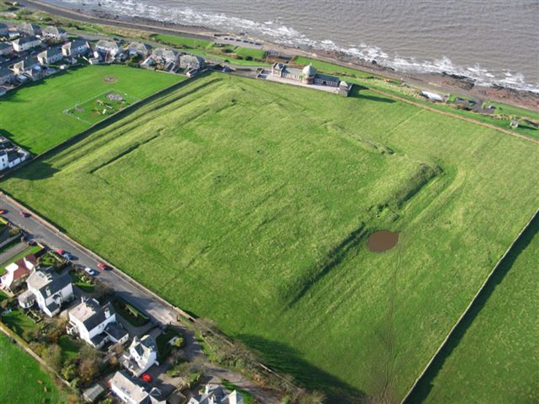 The Hadrianic frontier in Britain is not *just* the wall, the chain of forts and fortlets continuing along the  #Cumbrian coastMaryport (ALAVNA) was a key command-point in the system  #RomanFortThursdayfrom the excellent  @senhousemuseum website:  http://www.senhousemuseum.co.uk/ 