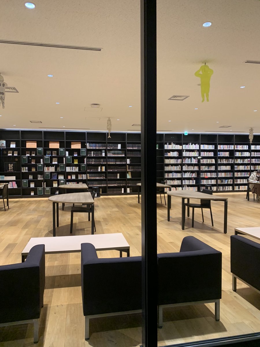 西南学院大学華道愛好会 西南学院大学の図書館は 夜になったらとても幻想的に光ります 春から西南 西南学院大学 西南図書館