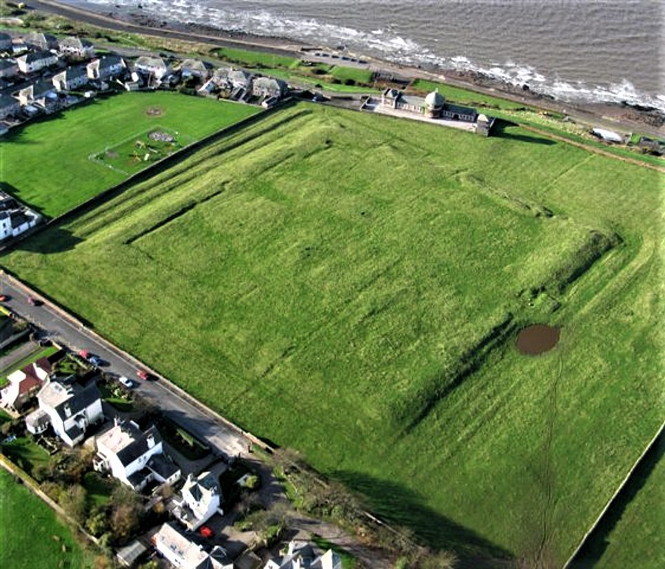 At 2.6ha, the  #Roman coastal supply fort at Maryport  #Cumbria was one of the largest in the Hadrianic frontier. Built in the AD 120s, it was occupied at least until the late 4th C  #RomanFortThursday