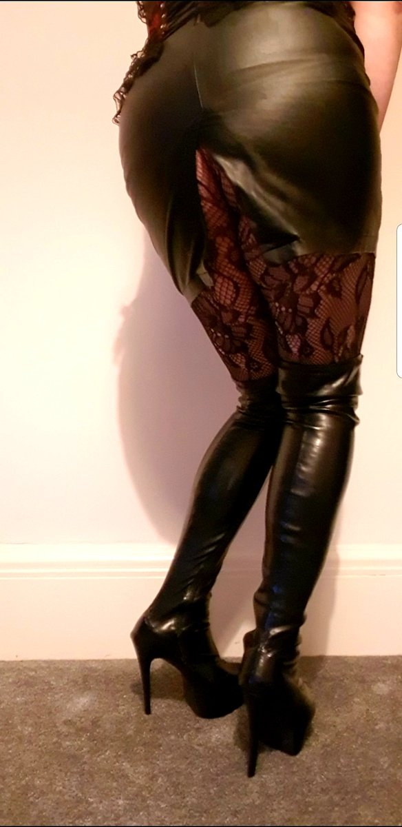 MoMystery2's tweet photo. And a couple from behind of course!💋💋 #crossdresser #pantyhose #tights #highheels #fishnets #longlegs xx https://t.co/bRM6pQ0pDb
