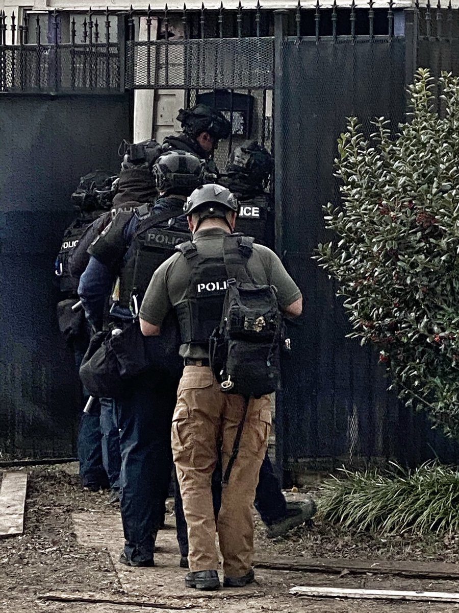 TacticalDPD's tweet image. A DPD Tactical Bomb Tech assists Dallas SWAT at a Warrant Service location today. #tacticalbombtech  #dallasswat #keepingdallassafe @DPDChiefGarcia