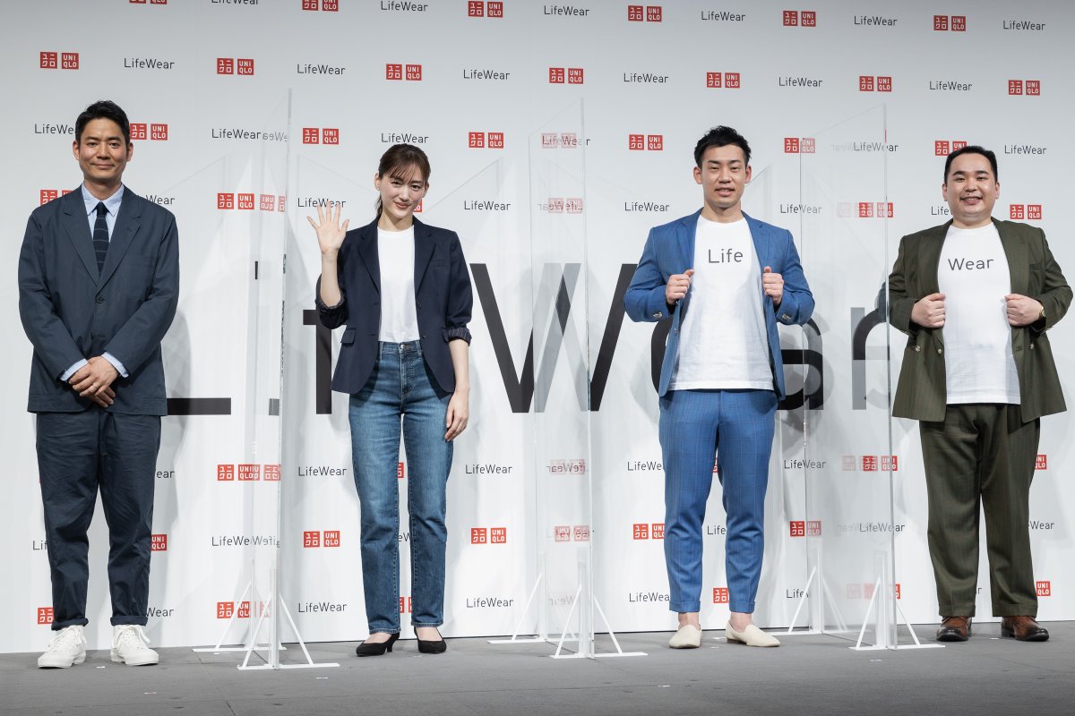 Fashionsnap Com 綾瀬はるか がユニクロのアンバサダーに就任 昨日開催した発表会にはミルクボーイが登場し ヒートテックの買い換えるタイミングがわからない サイズ表記の透明なシールを剥がし忘れる といったユニクロがテーマの漫才を披露しました Fashionsnap Com 綾瀬はるか がユニクロのアンバサダーに就任 昨日開催した発表会にはミルクボーイが登場し ヒートテックの買い換えるタイミングがわからない サイズ表記の透明なシールを剥がし忘れる といったユニクロがテーマの漫才を披露しました