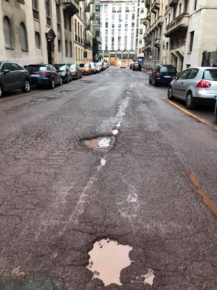 FBenassati's tweet photo. Porto sempre le rimostranze dei cittadini in Consiglio.Questa sera l’assessore urbanistica #Municipio1 miha risposto che a dicembre le strade dietro alTribunale erano state riassaltate.Ecco le foto fatte domenica da me con i residenti #rialzatimilano @AvvRossello @ForzaItalia_Mi https://t.co/EgyCgMWIcb