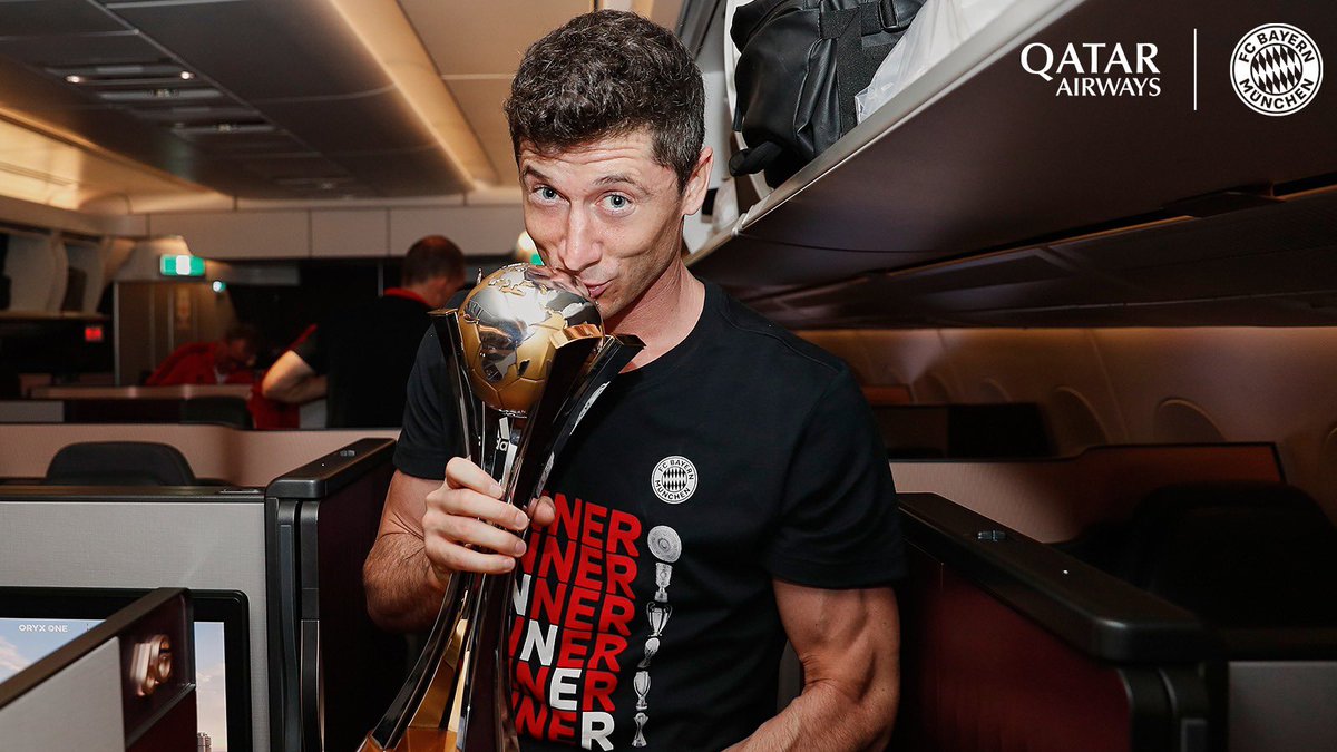 FCBayern's tweet photo. Guten Heimflug, Männer! 🛫

#MiaSanChampi6ns @lewy_official https://t.co/1IbGsK4aWo