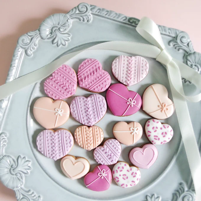 バレンタインのアイシングクッキー作りました🍭🍬🧁お菓子モチーフ好きすぎる… 