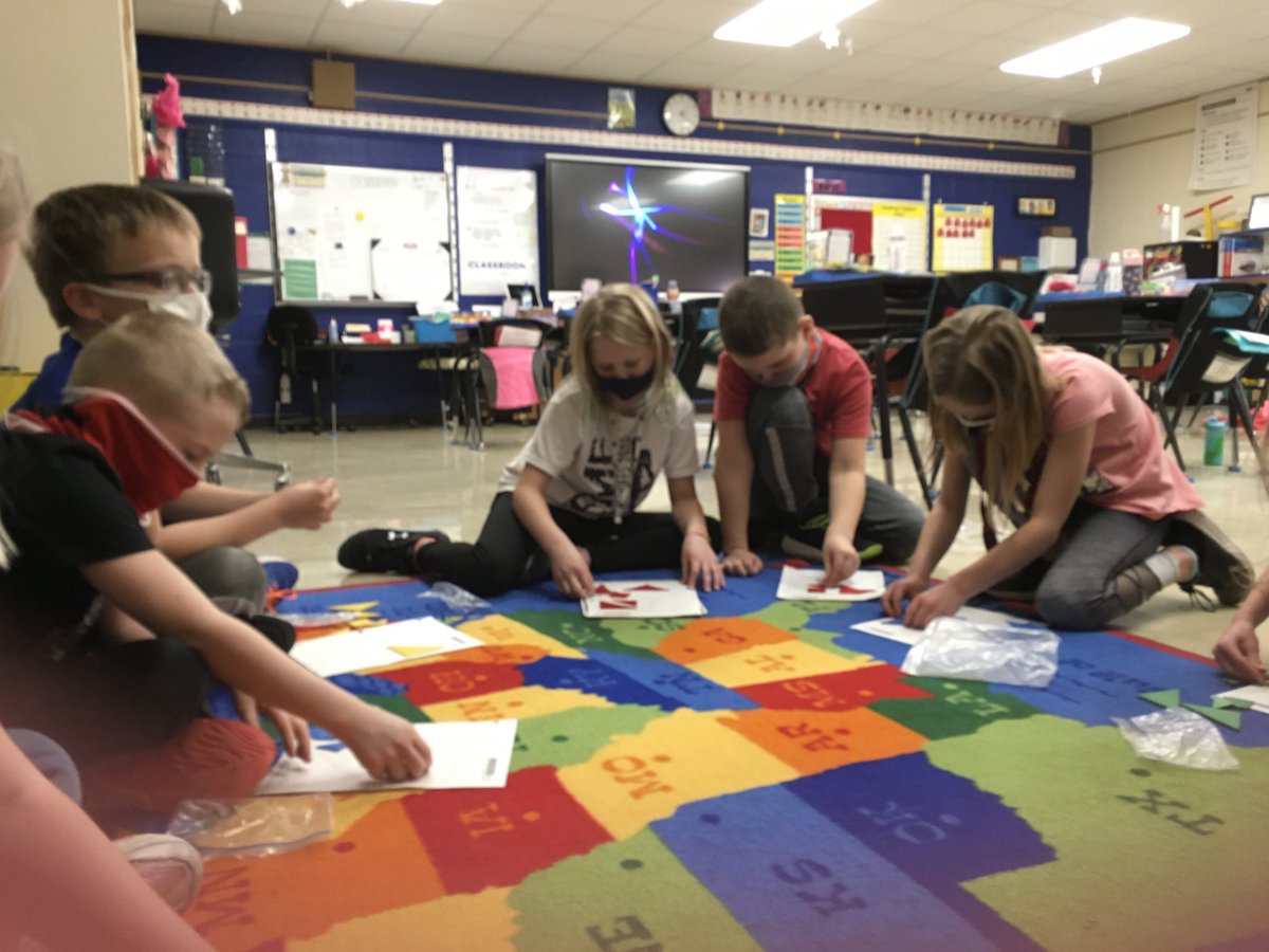 EM_Elementary's tweet photo. Gr2 use tangram pieces to cover shapes. #emwolves https://t.co/tUw1ftgQvB