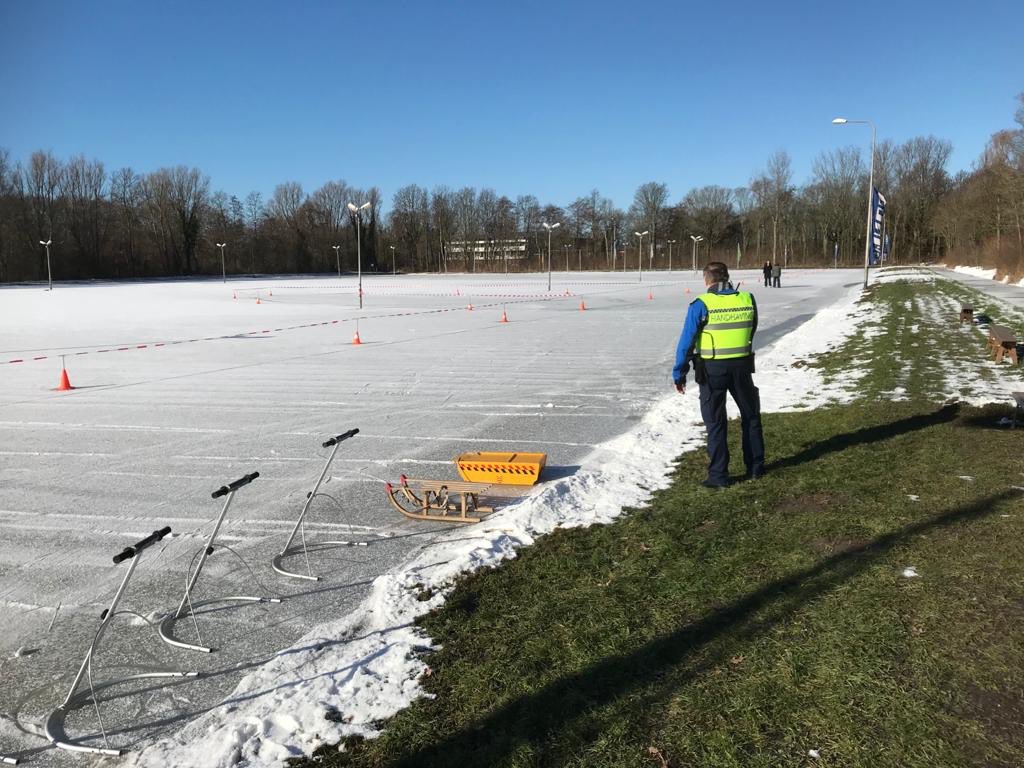 HandhavingDH's tweet photo. Vandaag samen met de medewerkers van de #ijsbanen in Den Helder en Julianadorp afspraken gemaakt en de Corona regels doorgenomen om #drukte te #monitoren. Ook op andere schaats locaties geldt: voorkom drukte en houd voldoende afstand. #schaatsplezier https://t.co/chCunOqDSF