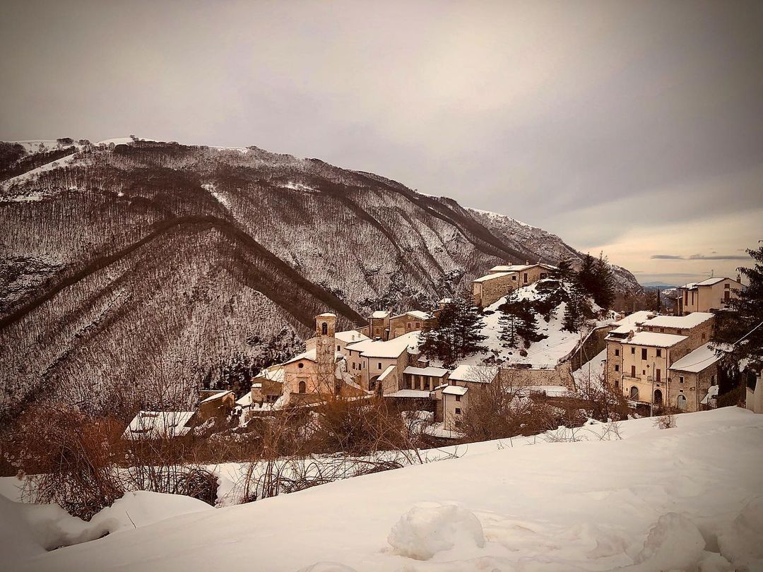 UmbriaTourism's tweet photo. #Gavelli ha la tipica struttura di castello di pendio: sono visibili i resti del cassero e una delle antiche porte di accesso. Sovrastato dal #monteCoscerno fu costruito a guardia della #Valnerina. Abbracciato da boschi è meta ideale per #trekking
Ph autumnsaper
#umbriacuoreverde https://t.co/kIHYJGqWMq