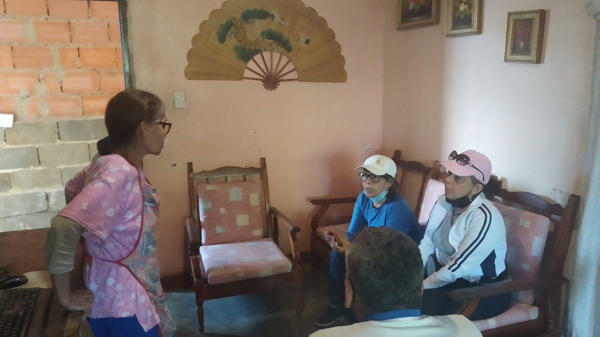 ProfGPadron's tweet photo. En el Junquito  seguimos luchando llevando la esperanza a cada hogar nos  organizamos porque vivir mejor es posible. Luchamos por un cambio político solo juntos podemos lograrlo https://t.co/8IpXzD58yO