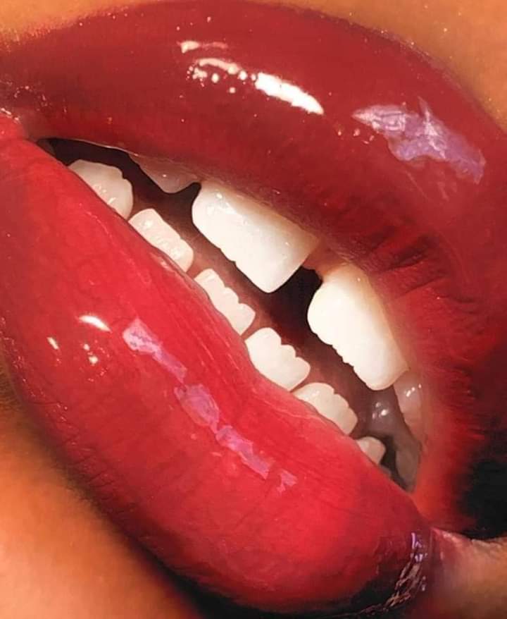 Les dents du bonheur où le diastème!    😍

Dans de nombreuses régions d'Afrique, une femme avec un écart où un espace au milieu de ses dents est considérée comme une déesse, une femme séduisante qui rend les hommes africains fous de sa beauté.
#Thread 👇👇