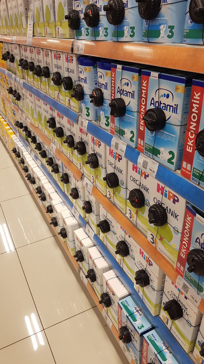 Bugün gittiğim marketten bir kare. Çok acı ama ilk kez bu kadar çok hırsızlık yaşanıyormuş.
Devam sütleri hayati öneme sahip. Anne sütünün yetersiz kalması, kesilmesi durumlarında kullanılıyor. 2 yılda yüzde 100'e yakın zamlandı. Kutu fiyatları 60 ila 100 lira arasında değişiyor.