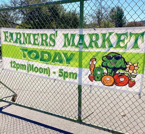 Everyday is a beautiful day at the Farmer’s Market! Martian Ranch Vineyard has a variety of delicious wines & Shepherd Farms has Large, Extra Large and Jumbo eggs. See you at the Thursday February 11th Thousand Oaks Certified Farmers' Market! Info at buff.ly/2Nhpqve