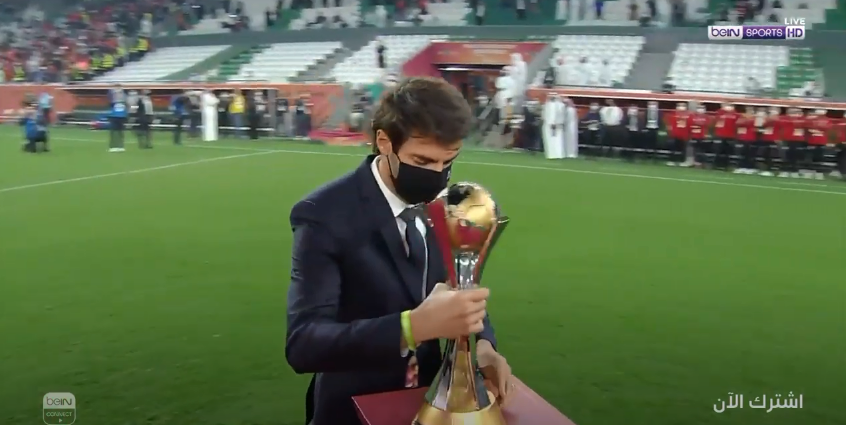أنظروا من هنا 🤩 ريكاردو كاكا يسلم كأس العالم للأندية