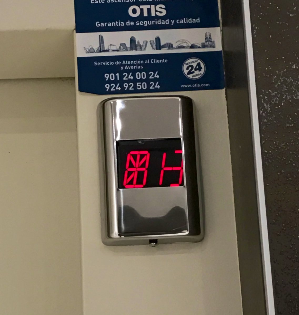 polykepler's tweet image. Total, que subo por las escaleras mientras rezo.