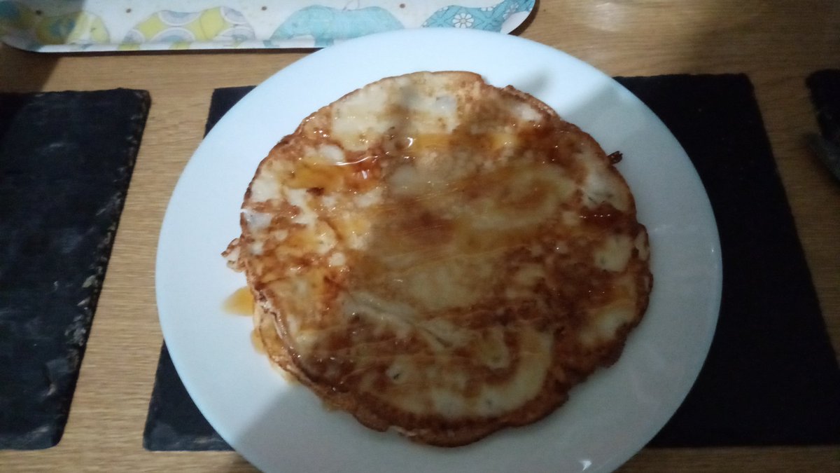 i made pancakes1! 1!!1!1! my friend said it looks like an omelette but what does she know xoxoxo
