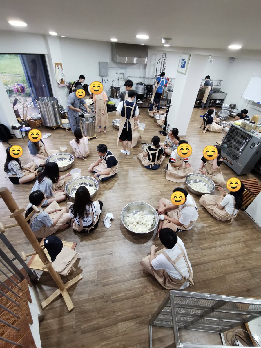 Back to the question of price. The neo-traditional handmade brewing method is not scalable and requires a lot of labor. Before Covid-19, I organized two student field trips to a famous brewery called Yesul where you get to try making a jar of makgeolli yourself. It's not easy!