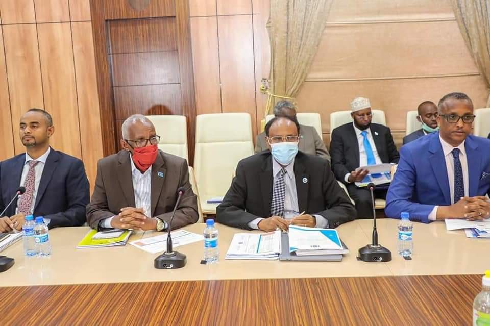 SomaliaMolsa's tweet photo. Cabinet endorsed the National pension and retirment policy presented by the @SomaliaMolsa.

H.E @duranfarah, briefed the Cabinet on the policy and answered questions raised by colleagues. The policy guarantees civil servants monthly income after their retirement. @SomaliPM https://t.co/urfpY0UfFU