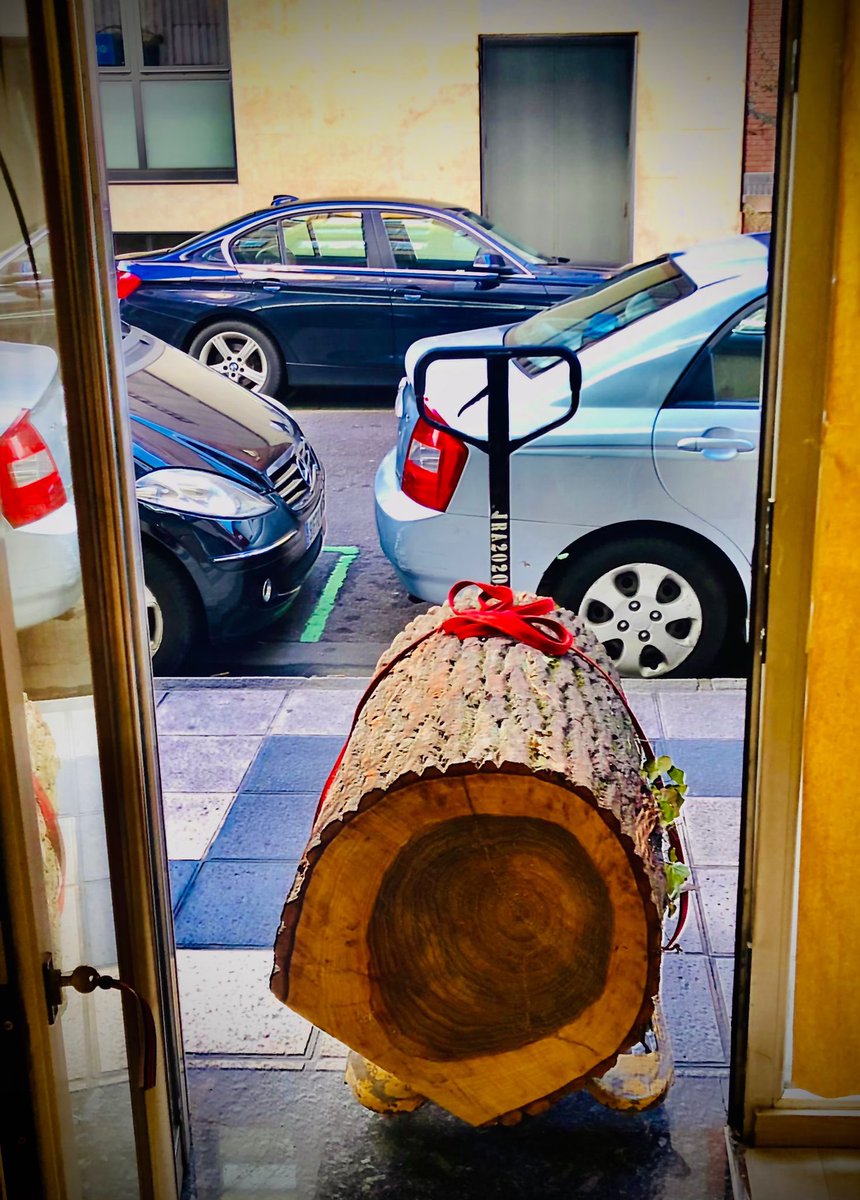 guhekoleon's tweet photo. -Buenas tardes, ¿habían pedido ustedes un tronco de 800 kg?
- Si, si...pase...pase
#iscoming #guheko #guhekoleon #guhekoleón https://t.co/bOvvrmGIV6